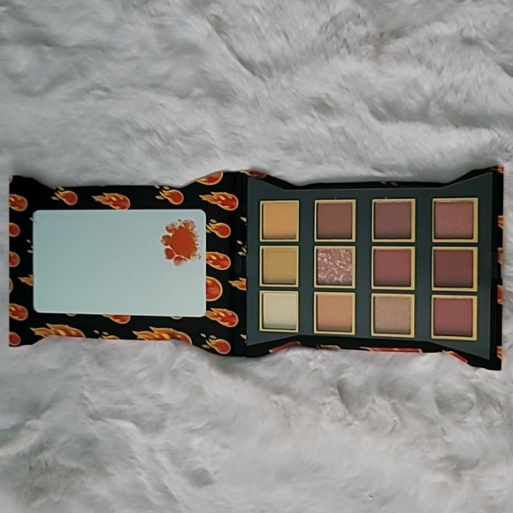🔥 Flaming Hot Cheetos Eyeshadow Palette - Picture 3 of 4